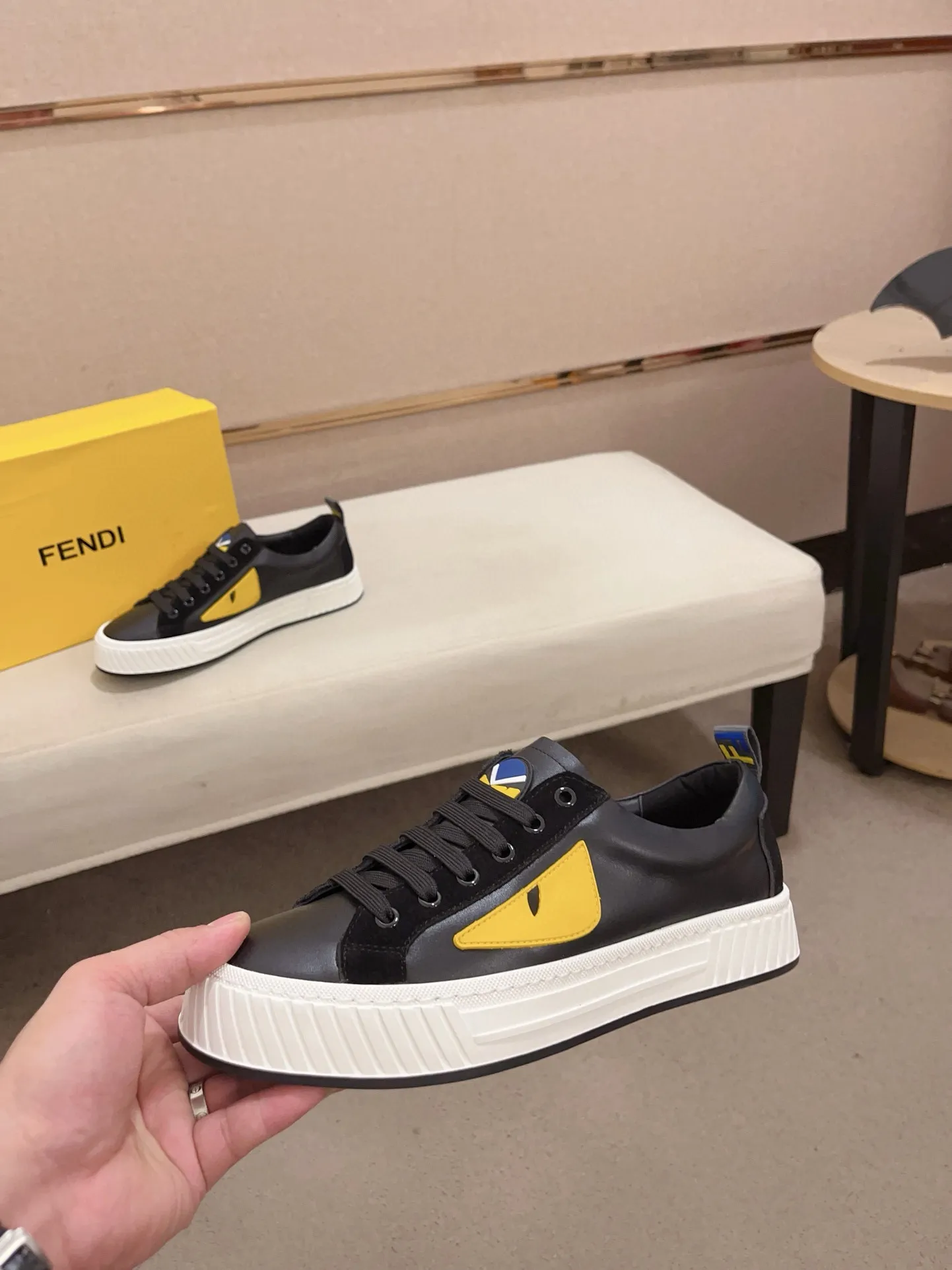 Men's shoes💰: 400💰[Fendi] Fendi's latest casual shoes for men! Available at counters simultaneously! A one-to-one replica of the original. All imported official website one-to-one cowhide fabric. The interior is made of top-grade sheepskin, and the original factory-supplied rubber outsole is used. Leading new fashion concepts. Matching code: 38-44. (can be customized for 45 non-refundable)